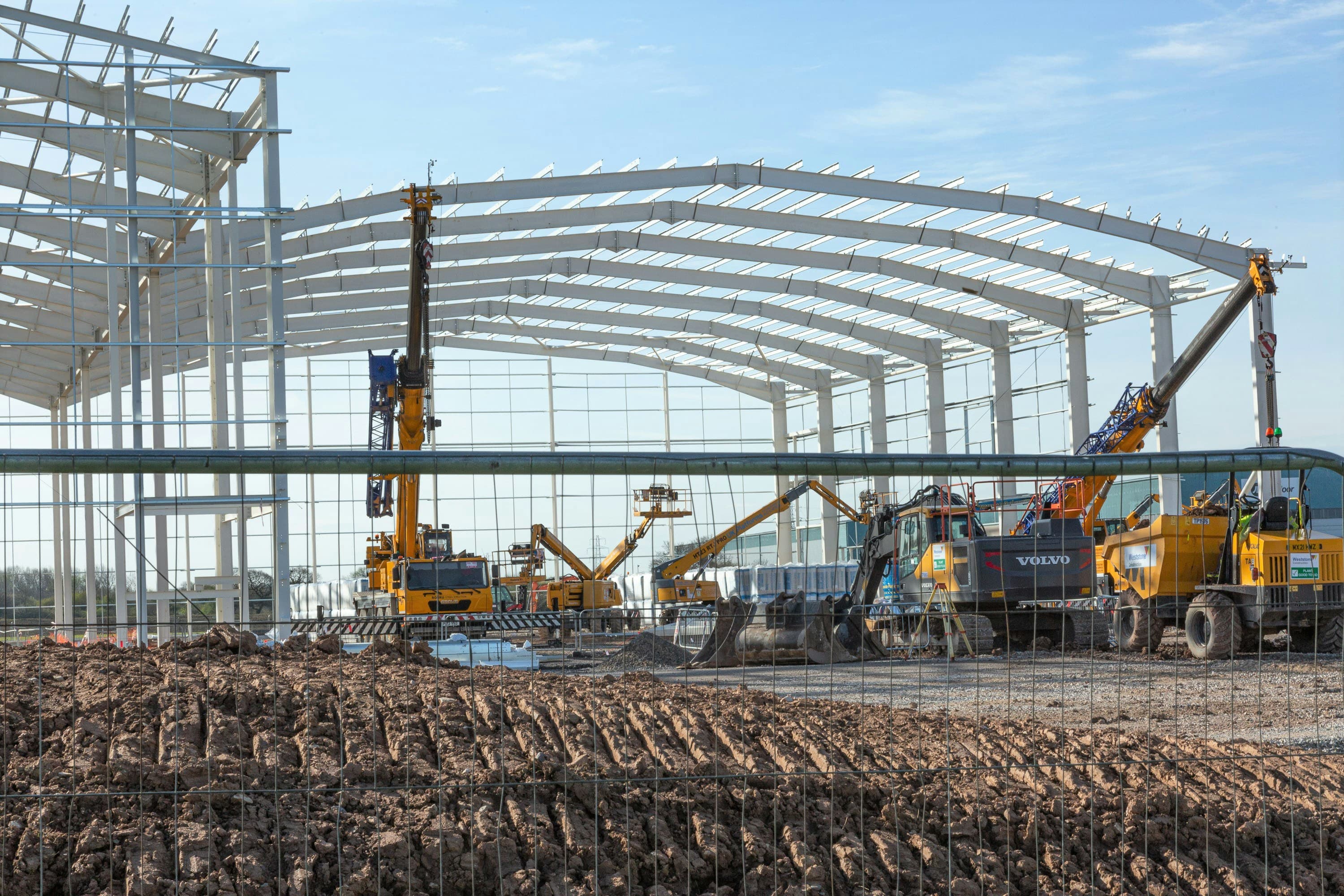 Chantier de construction d'un bâtiment industriel à structure métallique